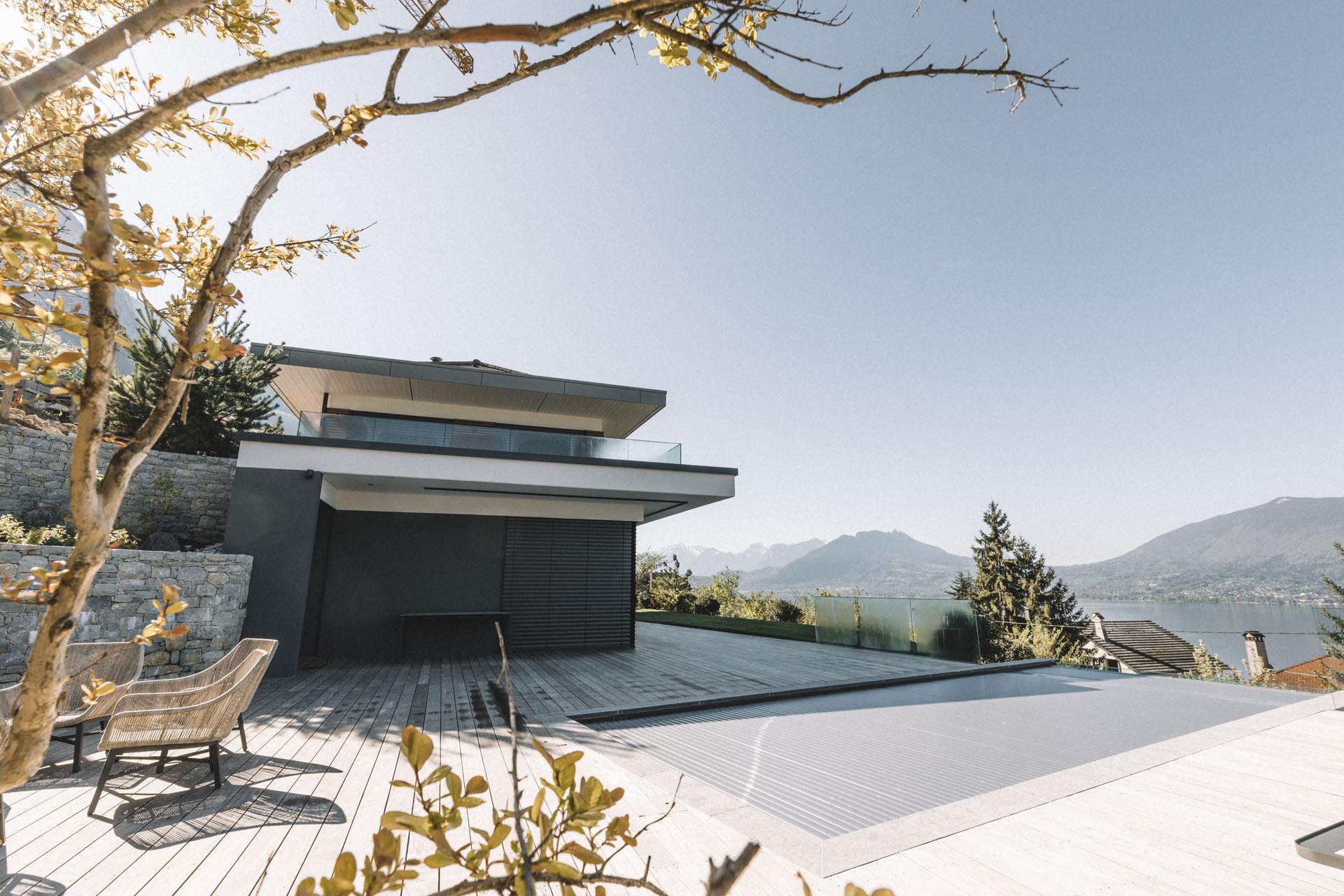 Terrasse d'une villa avec piscine