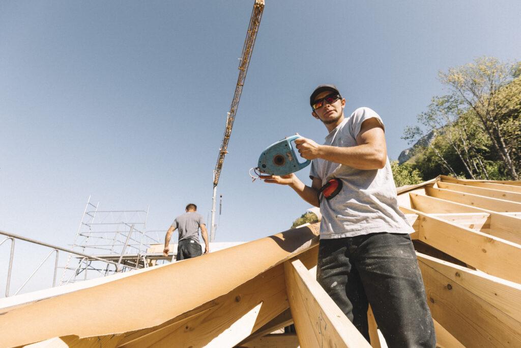 Artisan sur toiture en construction