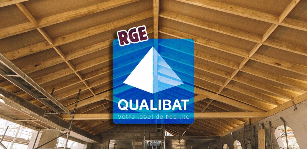 Logo RGE qualibat superposé à une toiture